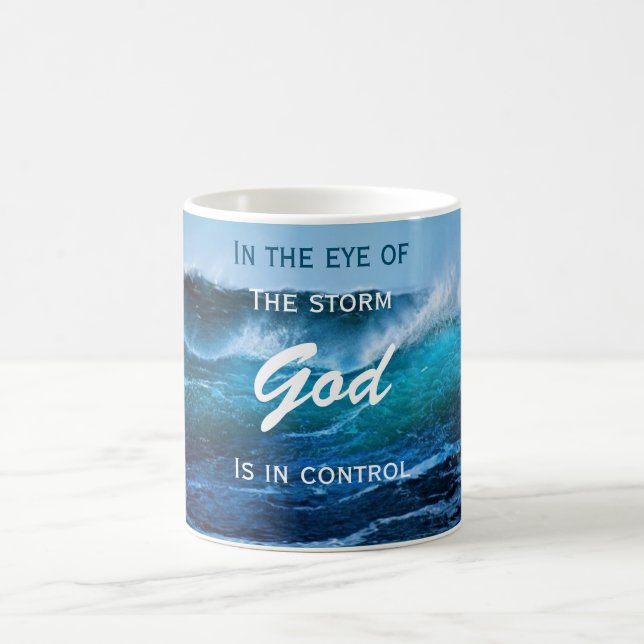 O deus está na caneca da tempestade do oceano do (Centro)