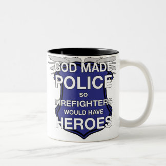 O deus fez a caneca de café da polícia