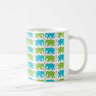 O elefante abraça a caneca de café