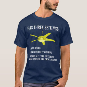O fã de teto tem a camisa engraçada de três