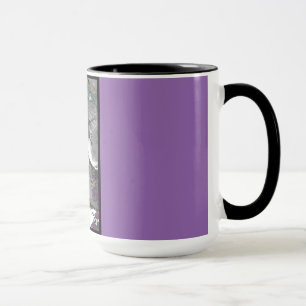 O feiticeiro balança a caneca roxa da campainha