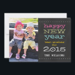 O feliz ano novo do quadro cartão com fotos de<br><div class="desc">Cartão de cartões de natal do feliz ano novo do quadro com sua foto de família favorita. ELKE CLARKE© disponível em www.zazzle.com/monogramgallery. Mande seus cumprimentos do ano novo a seus amigos e família usando este cartão do feriado do divertimento com foto. O "feliz ano novo cumprimentos para 2015" na tipografia...</div>