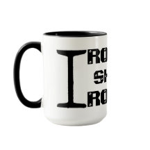 O FERRO SHARPENS a caneca de café do FERRO