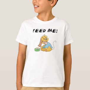 O filhote de cachorro alimenta-me o camiseta e os