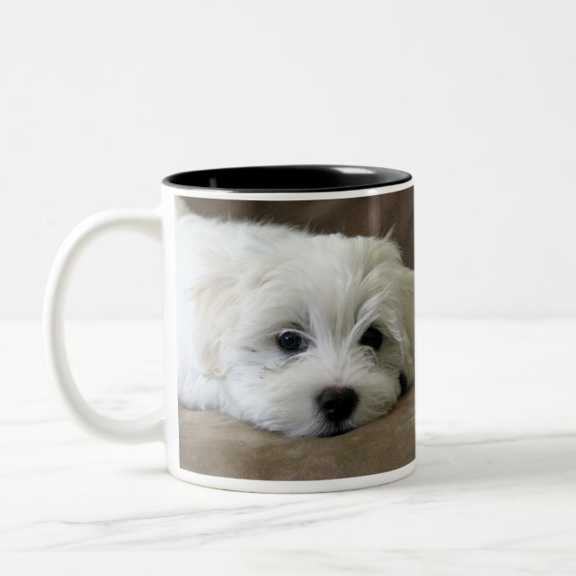 O filhote de cachorro Eyes a caneca feita sob (Esquerda)