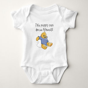 O filhote de cachorro veste acima o camiseta e os