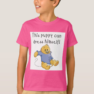 O filhote de cachorro veste acima o camiseta e os