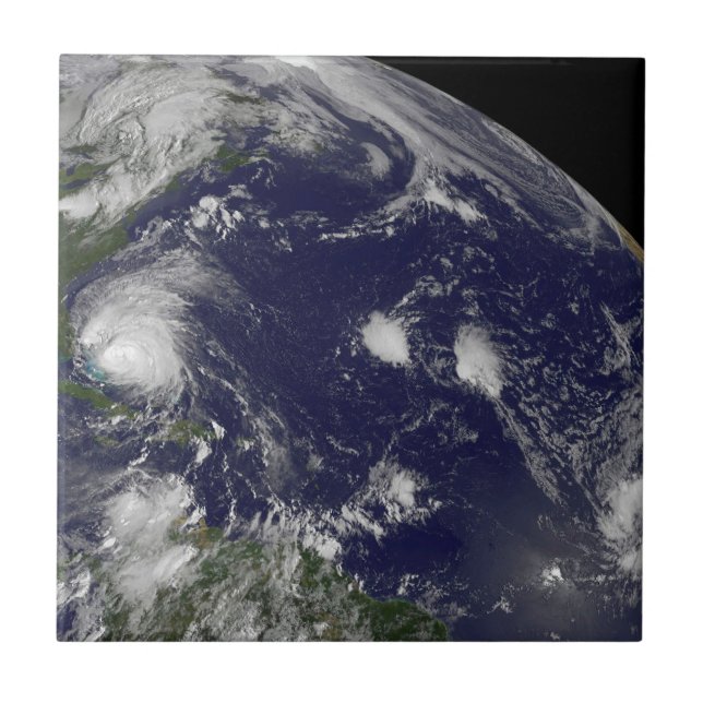 O Furacão Irene Se Movendo Através Das Bahamas. (Frente)