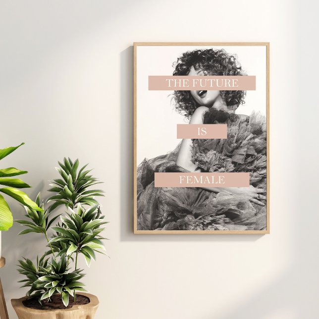 O futuro é a Poster feminina - Impressão feminista (The Future is Female Poster - Feminist Print on the wall surrounded with green house plants.)