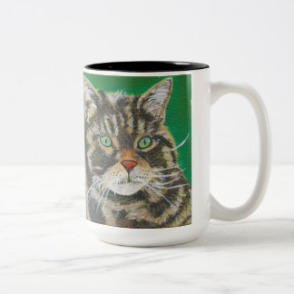 O gato de gato malhado, a caneca bonito dois do