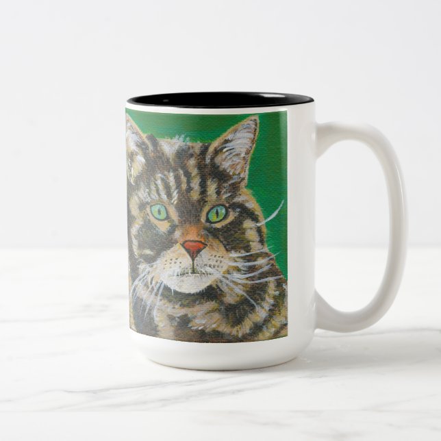 O gato de gato malhado, a caneca bonito dois do (Direita)