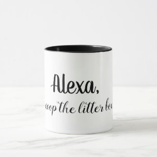 O gato engraçado agride a caneca do amante do gato