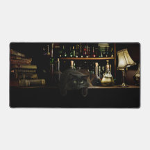 O Gato Negro do tapete da Biblioteca Arcanum Desk