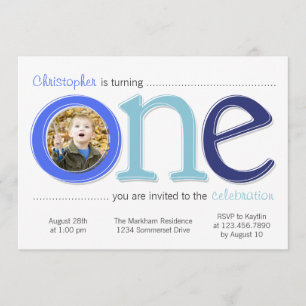 O grande com o cartão de aniversário do entalhe 