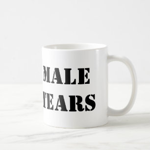 O homem rasga a caneca de café