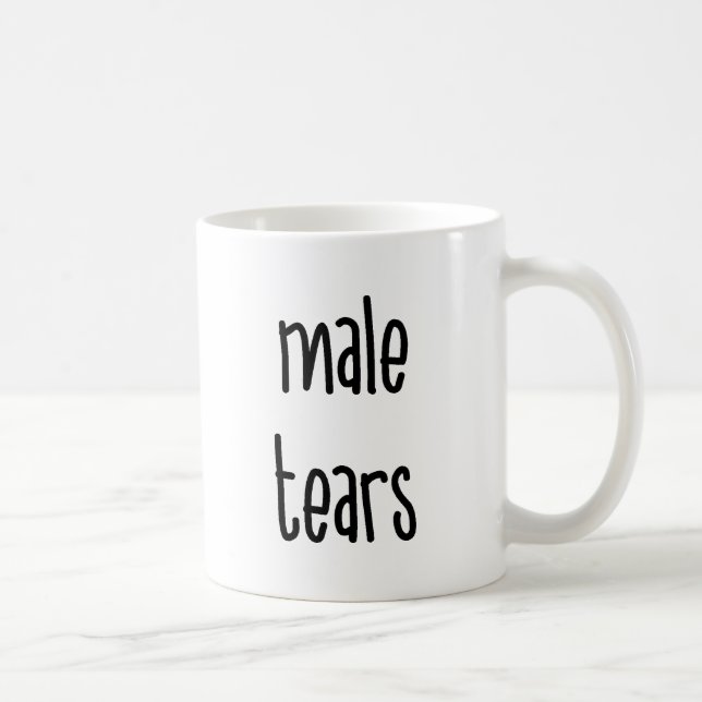 O homem rasga a caneca de café feminista (Direita)