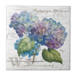 O Hydrangea floresce monograma<br><div class="desc">A arte floral bonita neste azulejo caracteriza hydrangeas de florescência em máscaras deliciosas de cor-de-rosa ao azul à lavanda, com uma folha de prova de madeira da textura do conselho e uma inicial do monograma para que você personalize.</div>