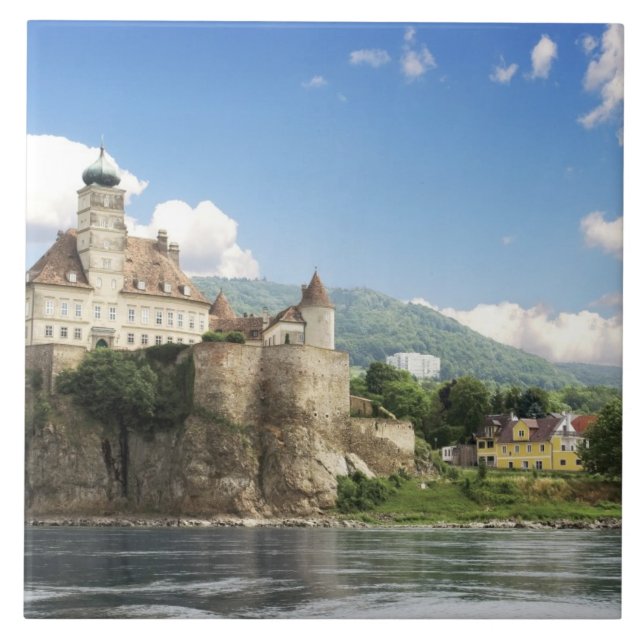 O impressionante Castelo Schonbuhel assenta acima  (Frente)