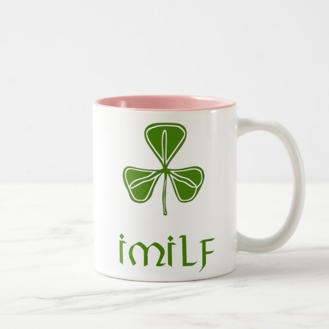 O irlandês engraçado de IMILF sere de mãe à caneca (Direita)
