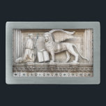 O leão voado da marca de santo<br><div class="desc">O leão voado da marca de santo é colocado acima da entrada do palácio do Doge que enfrenta o quadrado de marca de santo de Veneza,  Italia.</div>
