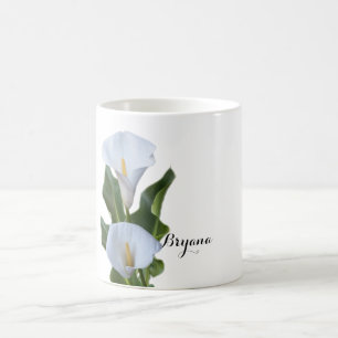 O lírio de Calla floresce a caneca de café
