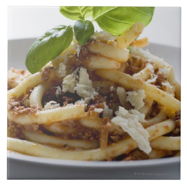O macarrão com tritura o molho e o queijo (Frente)