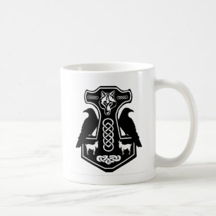 O martelo do Thor pagão com caneca do corvo