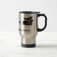 O membro quebrado filma a caneca de viagem de
