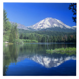 O Mt. Lassen se ergue acima do Lago Manzanita