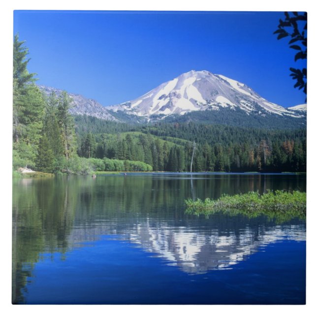 O Mt. Lassen se ergue acima do Lago Manzanita (Frente)