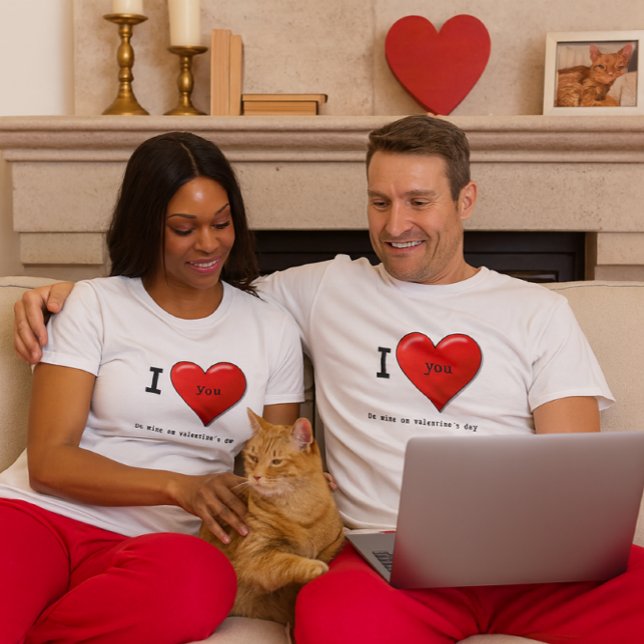 O Namorados Personalizado Te Ama Na Camiseta (Matching Valentine couple shirts, red heart design, be mine, romantic gift, cozy loungewear)