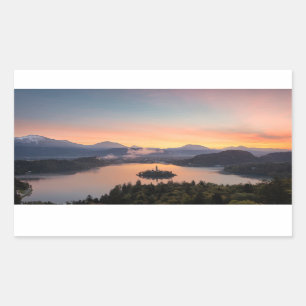 O nascer do sol sobre o lago sangrou a etiqueta