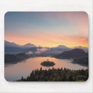 O nascer do sol sobre o lago sangrou o mousepad