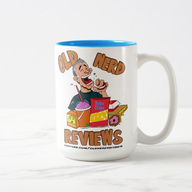O nerd idoso revê a grande caneca do Dois-Tom (Direita)