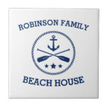 O nome da família da casa de praia Anchor Oars Sta<br><div class="desc">azulejos de cerâmica na moda com o seu nome de família personalizado ou outro texto,  uma âncora náutica personalizada com remos cruzados e estrelas em azul marinho em branco ou escolha cores de fundo que correspondam ao seu decor.</div>