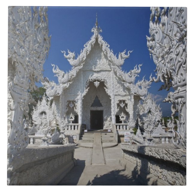 O novo templo branco de Wat Rong Khun em (Frente)
