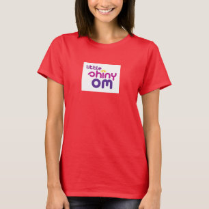 O OM brilhante pequeno queima a camisa