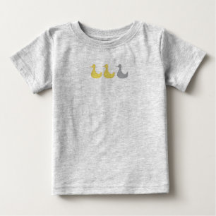 O pato cinzento do pato do pato caçoa a camisa