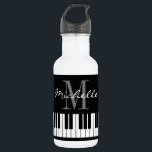 O piano de cauda elegante fecha a garrafa de água<br><div class="desc">O piano de cauda elegante fecha a garrafa de água conhecida do monograma. Design elegante do modelo da tipografia do roteiro com letra intial conhecida feita sob encomenda. O logotipo preto e branco para o pianista, o jogador de piano, o professor, o instrutor, o músico etc. adicionam seu próprio nome....</div>