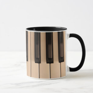 O piano fecha a caneca de café