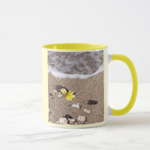O plumeria havaiano lava em terra a caneca de café