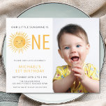 O primeiro convite de Festa de aniversário do Suns<br><div class="desc">Convide a família e os amigos para a primeira festa de aniversário do seu filho com este belo convite para primeiros aniversarios. É decorado com um sol sorridente de aquarela amarela e diz "Nosso Pequeno Sol É Um". Facilmente personalizável com sua foto e detalhes. Original Watercolor © Michele Davies.</div>