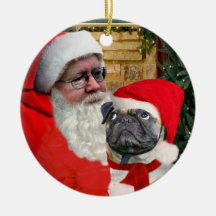 O PUG OLHA ACIMA NO ORNAMENTO DO PAPAI NOEL