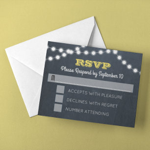 O quadro ilumina o cartão dourado de RSVP