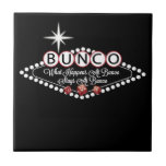 O Que Acontece No Bunco Fica Na Diversão Bunco<br><div class="desc">Design de arte gráfica divertida e colorida, estilo de vintage, inspirada pelos jogadores Bunco. O que acontece em Bunco Stays at Bunco apresenta um design de sinal de neon estilo Vegas que inclui dois dados de Bunco vermelho. Os produtos Bunco são presentes ou prêmios de excelente. A cor de fundo...</div>