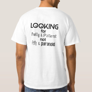 O que um homem está procurando por camiseta