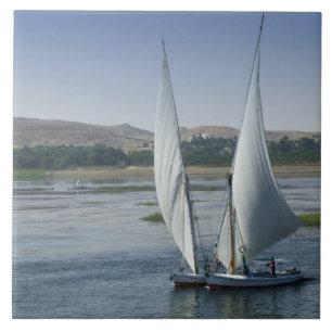 O rio Nilo e barcos à vela usados como