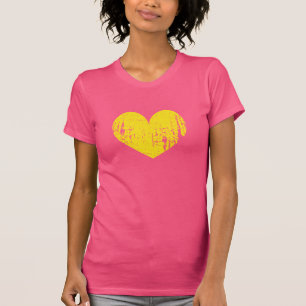O rosa e o amarelo desvaneceram-se camisa gasta do