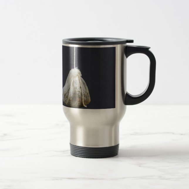 O saco de chá está pendurado em uma xícara (Direita)