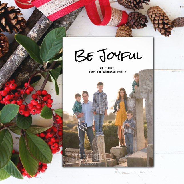 O Script Simples Preto Ser Uma Placa Plana De Foto (Black Simple Script Be Joyful Holiday Photo Card)
